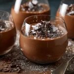 Mousse au chocolat : 5 secrets pour une texture parfaite 2 mousse au chocolat décorée de copeaux et fleur de sel