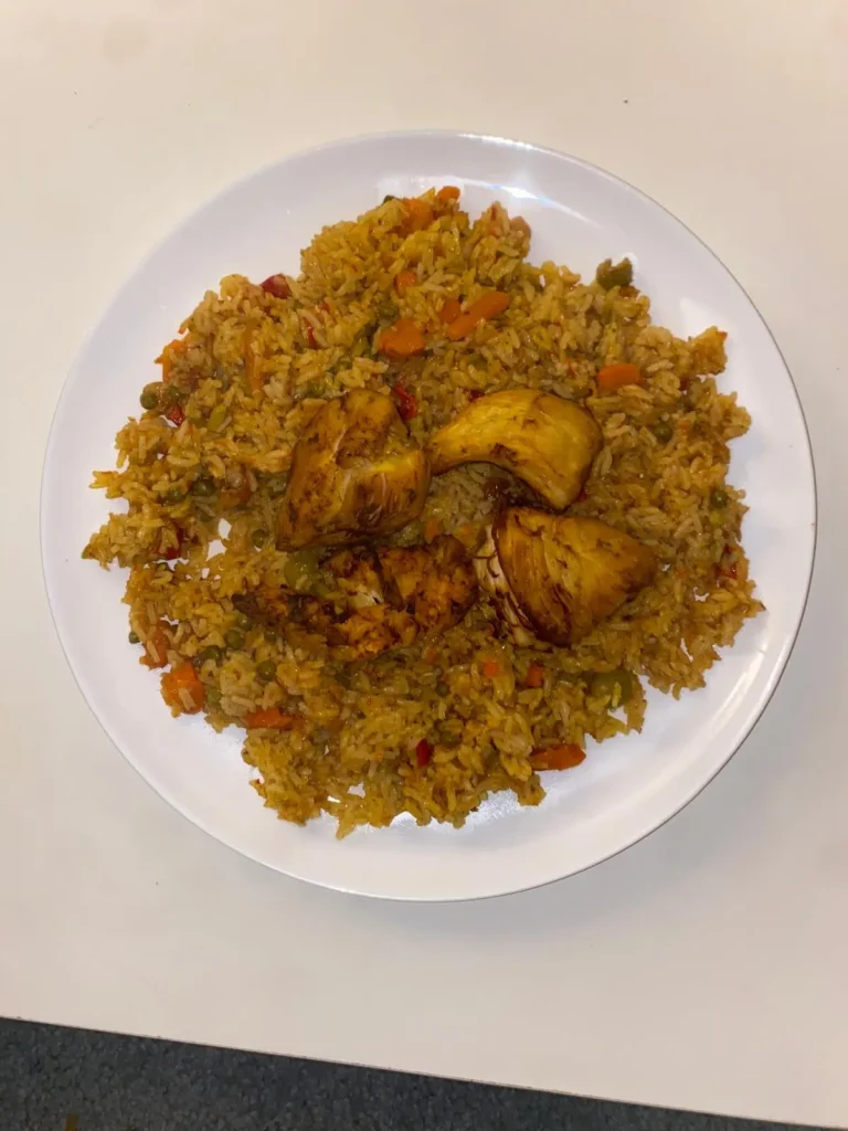 Riz sauté au poulet et légumes