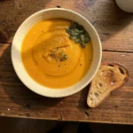 Velouté de potimarron : recette crémeuse sans crème 7 Velouté de potimarron vu de dessus, prêt à servir, pour la fiche recette